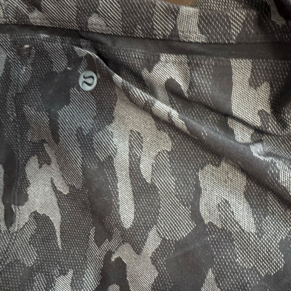 Lululemon like new lined camo pace breaker 9’ - Picture 5 of 6